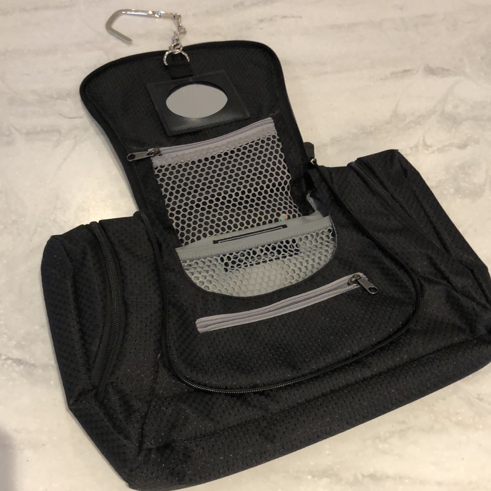 Heys black toilette bag. Lots of zip pockets EUC!